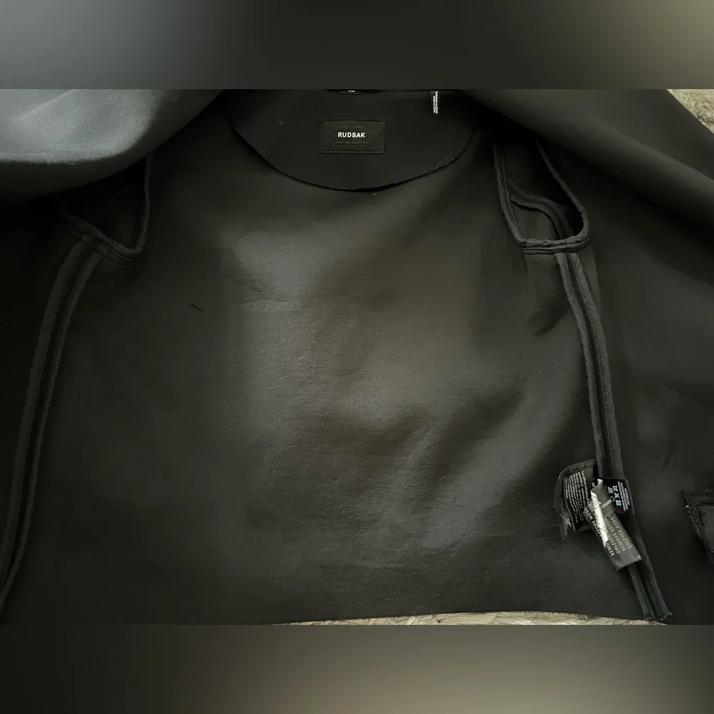 RUDSAK Black Draped Open-Front Jacket with Leather Trim – Modern Statement - Picture 10 of 16